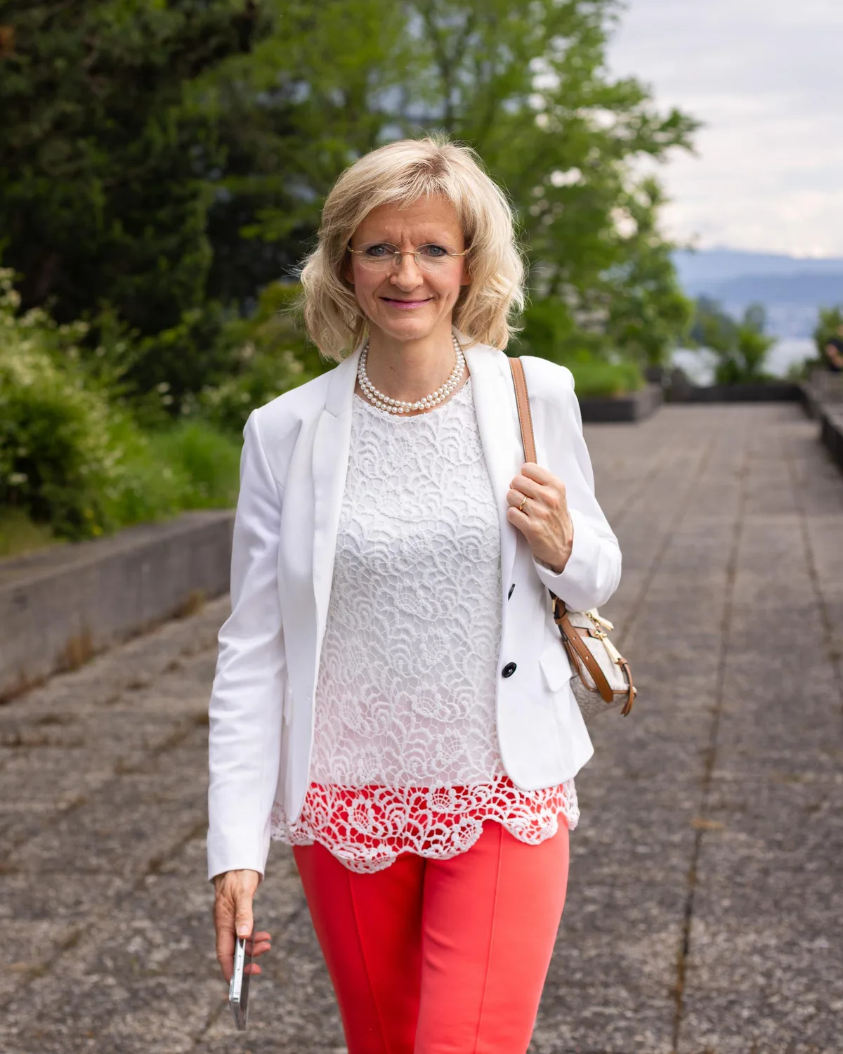 Die Sachwalterin Brigitte Umbach-Spahn hat eine turbulente Gläubigerversammlung hinter sich. Eine Frau blickt in die Kamera.